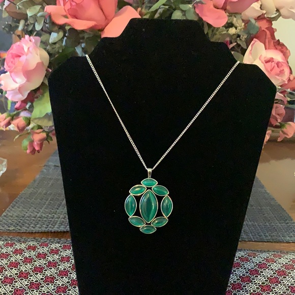Paparazzi Necklace and Earrings Set - Picture 1 of 2